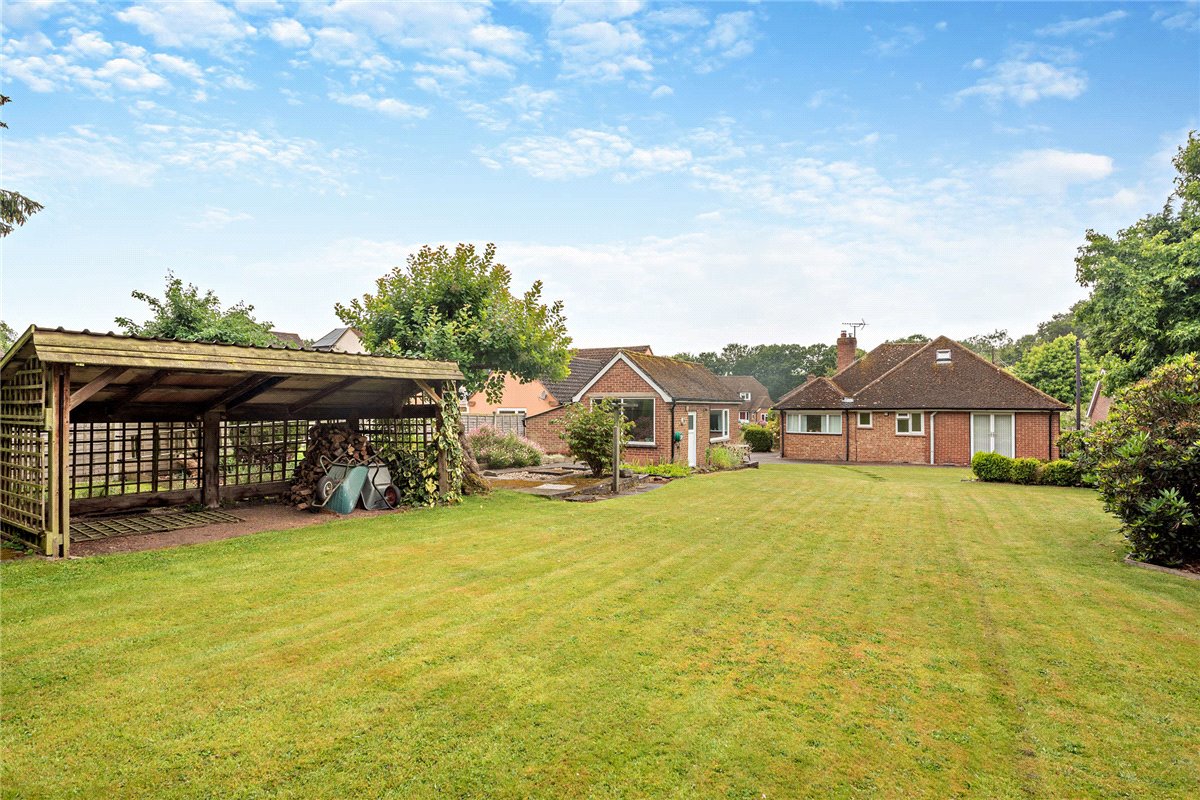 3 bedroom bungalow, Long Lane, Hermitage RG18 - Available