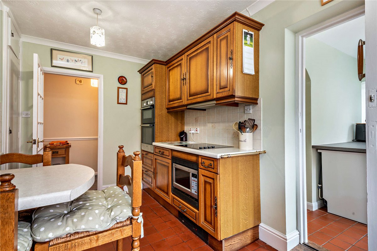 3 bedroom bungalow, Long Lane, Hermitage RG18 - Available