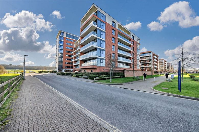 2 bedroom flat, Kingman Way, Newbury RG14 - Available