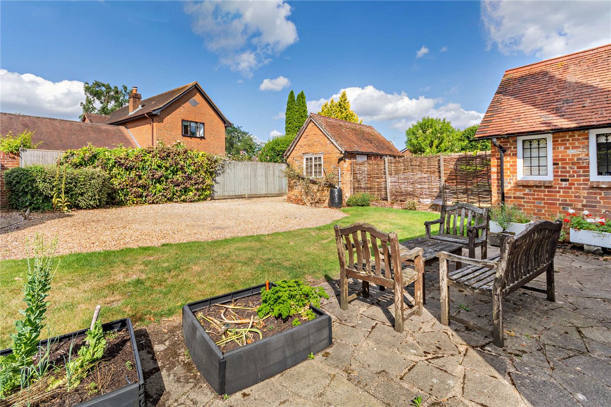 3 bedroom house, Newbury Road, Kingsclere RG20 - Sold