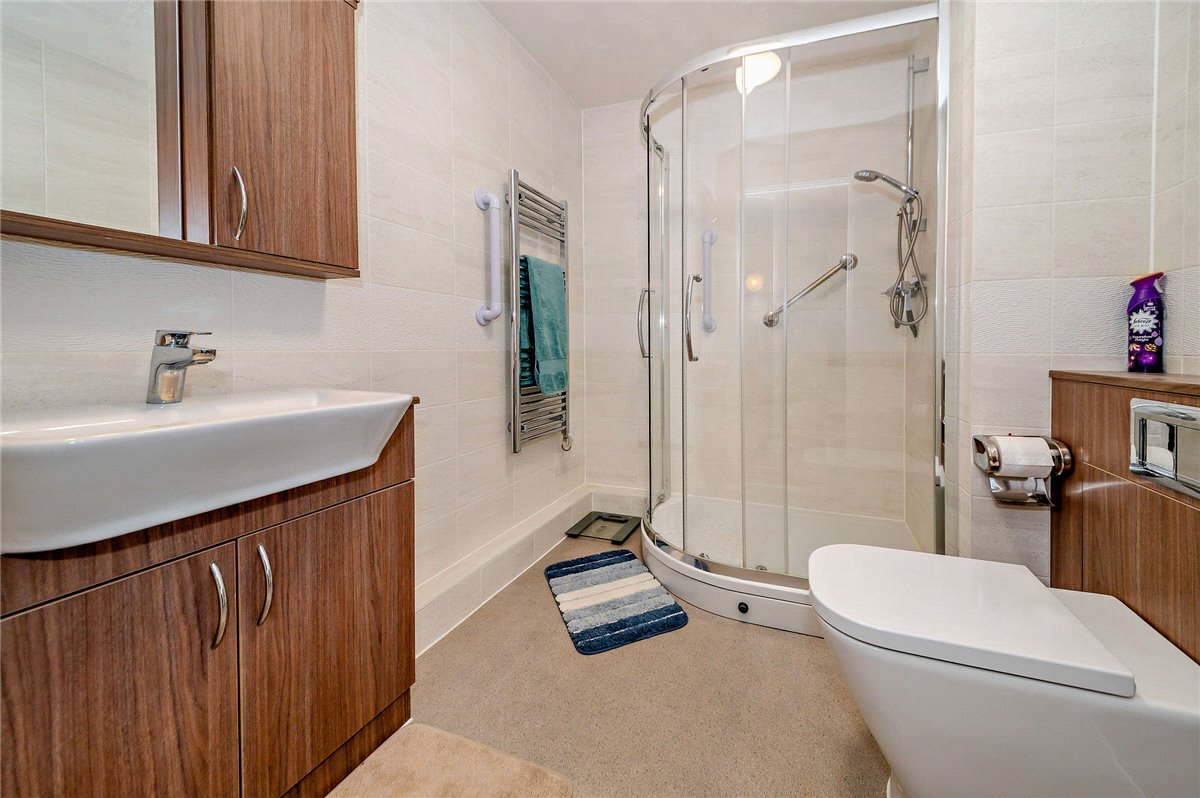 2 bedroom flat, West Street, Newbury RG14 - Available