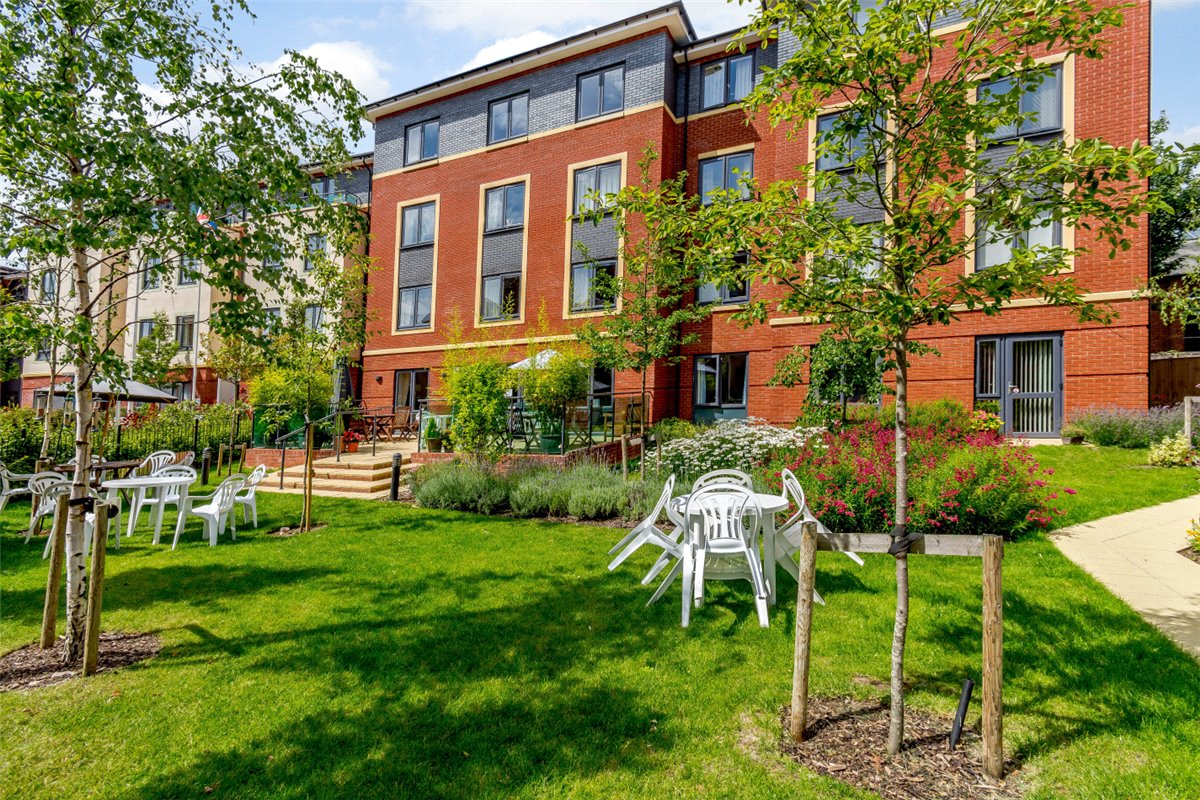 2 bedroom flat, West Street, Newbury RG14 - Available