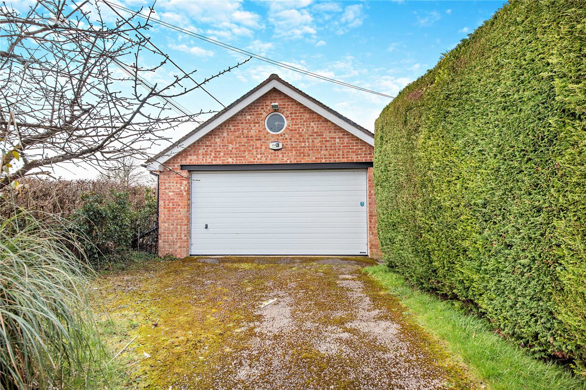 3 bedroom house, Gravelly Close, North End RG20 - Available