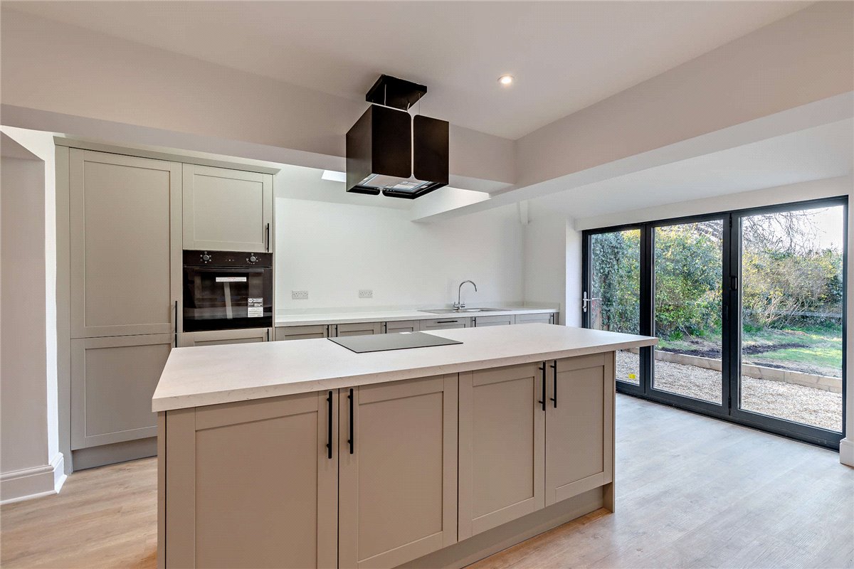 3 bedroom house, Andover Road, Newbury RG14 - Sold