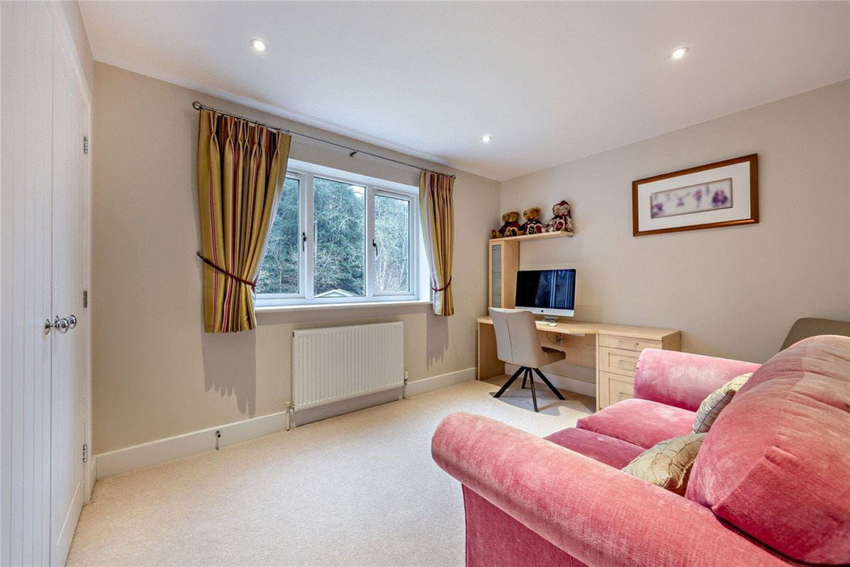 5 bedroom house, Thornford Road, Crookham Common RG19 - Available