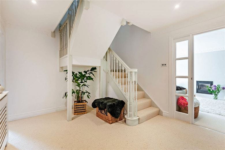 6 bedroom house, Benett Gardens, Shaw RG14 - Available