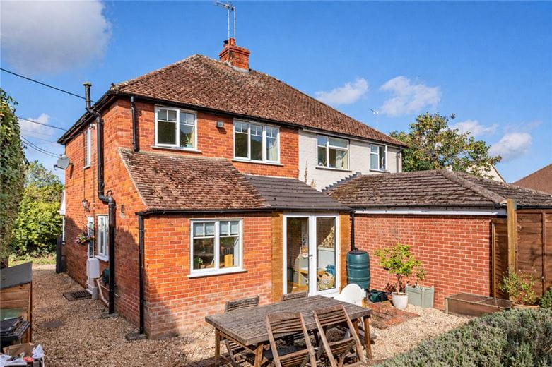 2 bedroom house, Pear Tree Lane, Newbury RG14 - Available