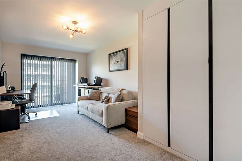 2 bedroom flat, Racecourse Road, Newbury RG14 - Available