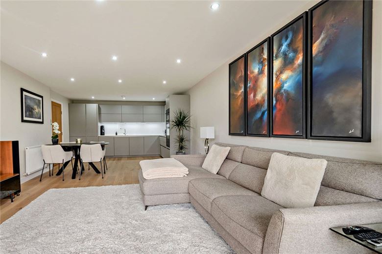 2 bedroom flat, Racecourse Road, Newbury RG14 - Available