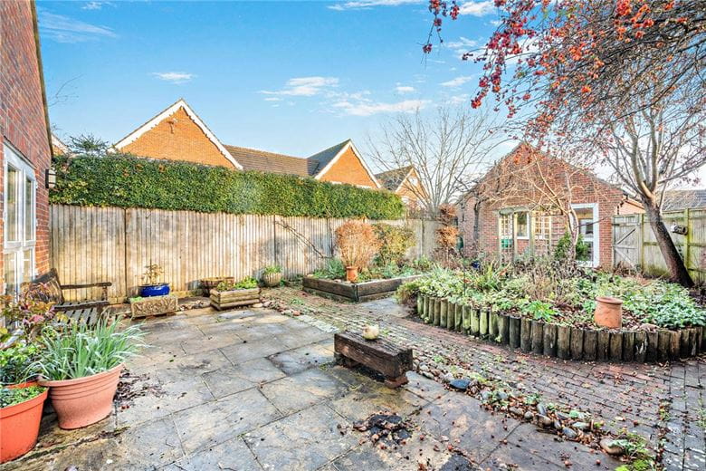 2 bedroom bungalow, Enborne Road, Newbury RG14 - Available