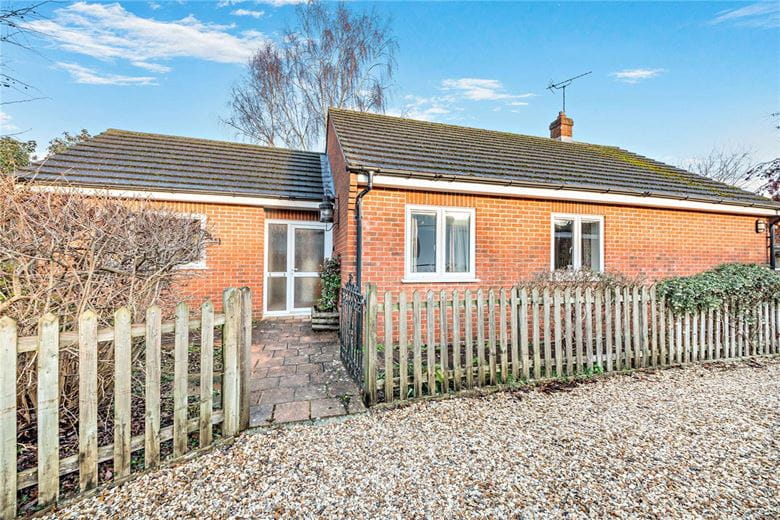 2 bedroom bungalow, Enborne Road, Newbury RG14 - Available