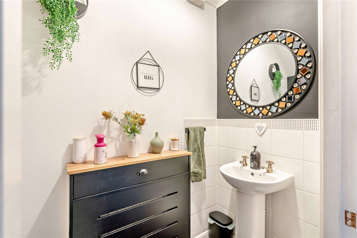 6 bedroom house, Dorneywood Way, Newbury RG14 - Available