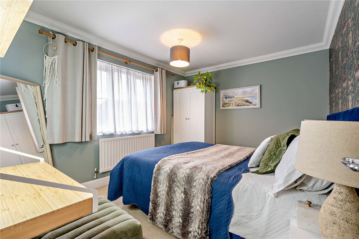 6 bedroom house, Dorneywood Way, Newbury RG14 - Available