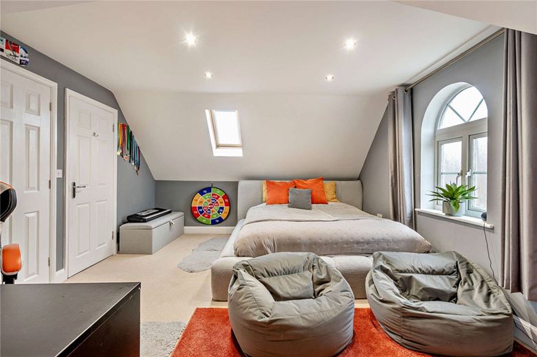 6 bedroom house, Dorneywood Way, Newbury RG14 - Available