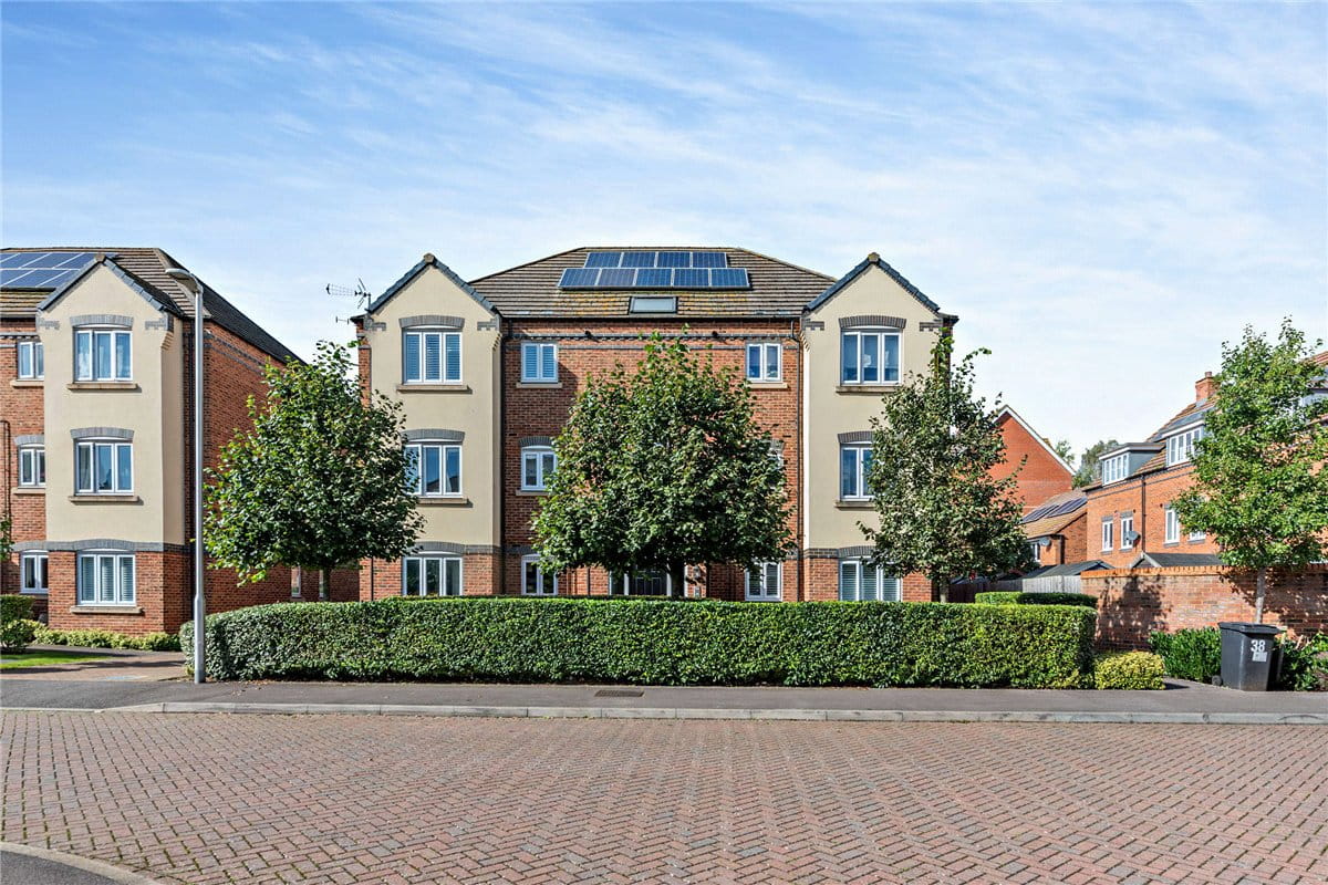 2 bedroom flat, Carpenters Close, Newbury RG14 - Available