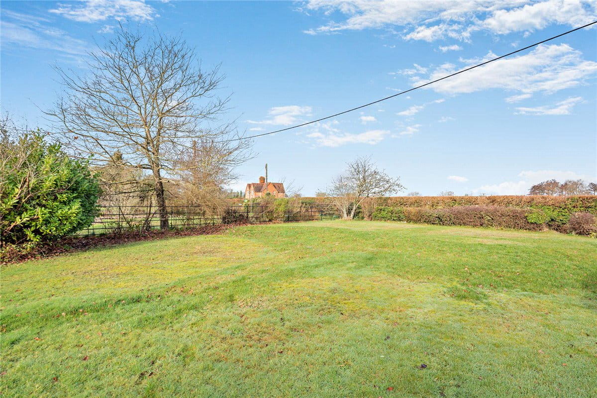 2 bedroom bungalow, Crookham Common Road, Crookham RG19 - Available