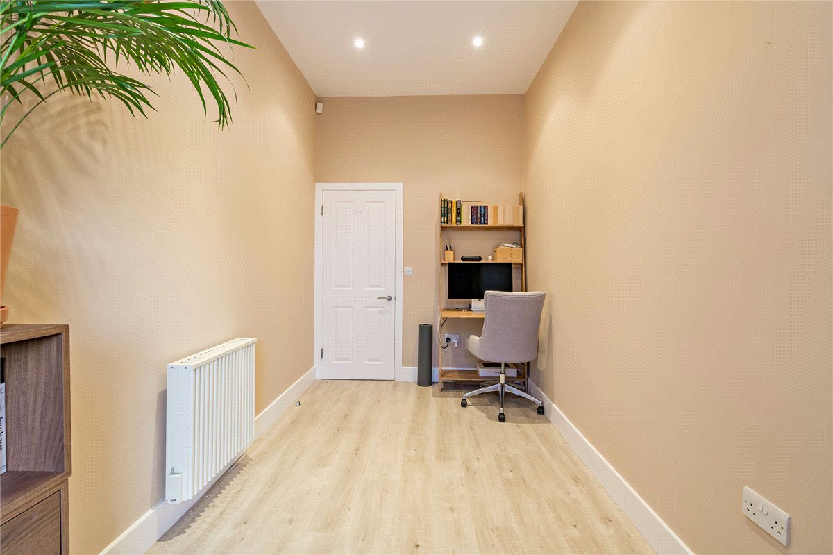 2 bedroom flat, Craven Road, Newbury RG14 - Available