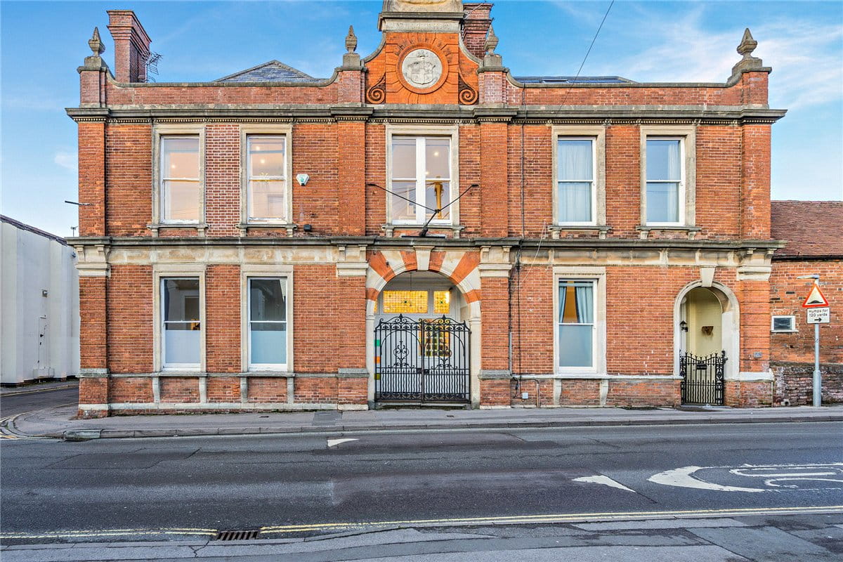 2 bedroom flat, Craven Road, Newbury RG14 - Available