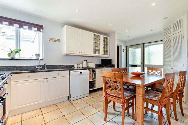 4 bedroom house, Garden Close Lane, Newbury RG14 - Available