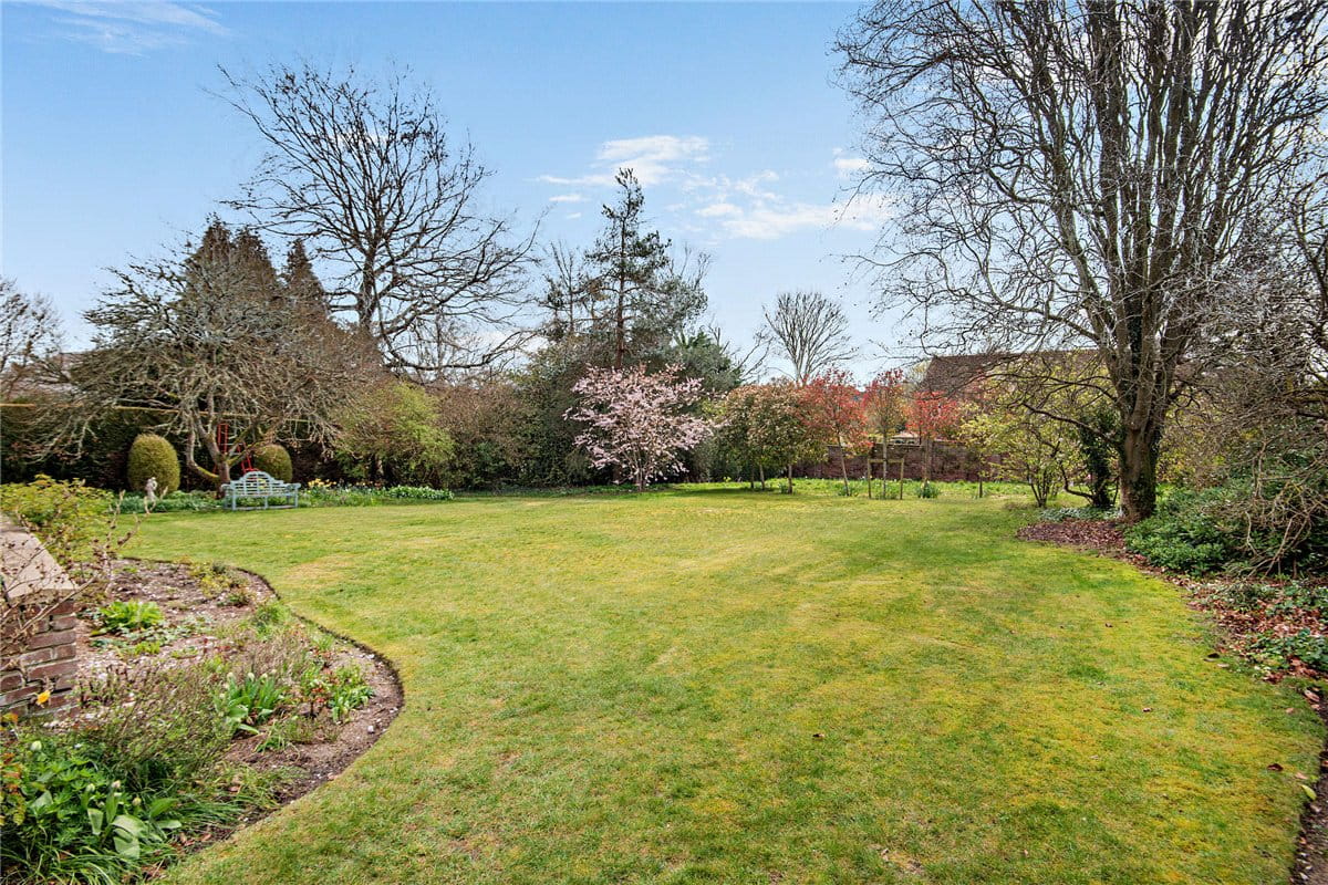 4 bedroom house, Garden Close Lane, Newbury RG14 - Available
