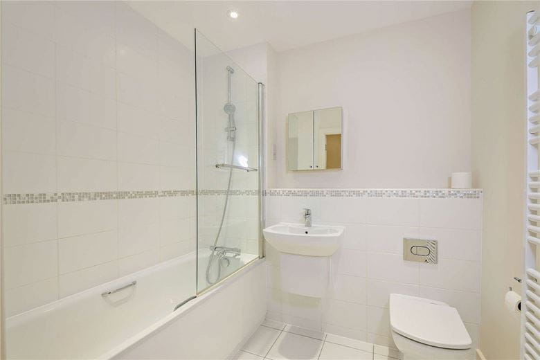 2 bedroom flat, West Street, Newbury RG14 - Available