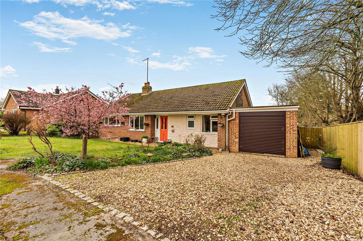 3 bedroom bungalow, Downs Close, Eastbury RG17 - Available