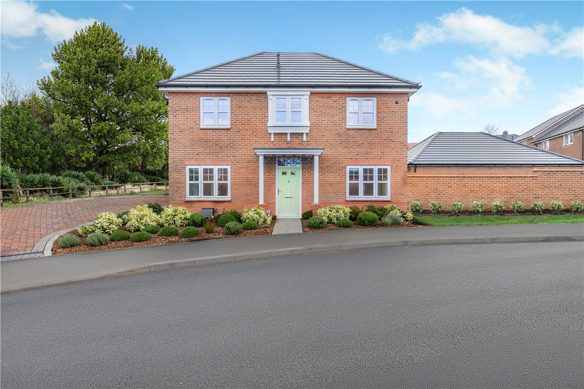 3 bedroom house, Princess Gardens, Bishops Green RG20 - Available