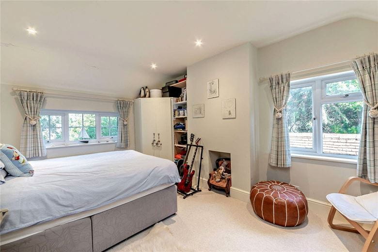 5 bedroom house, Burys Bank Road, Crookham Common RG19 - Available