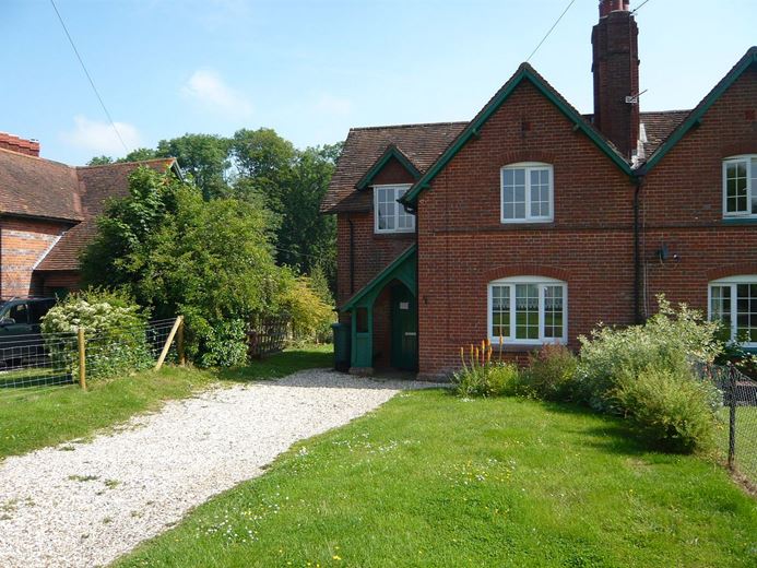 3 bedroom cottage, Marlston Hermitage, Thatcham RG18 - Available