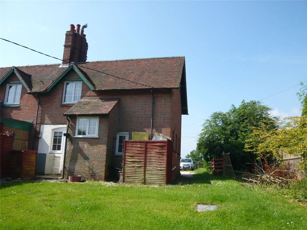 3 bedroom cottage, Marlston Hermitage, Thatcham RG18 - Available