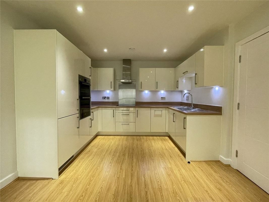 2 bedroom flat, West Street, Newbury RG14 - Available