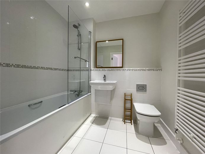 2 bedroom flat, West Street, Newbury RG14 - Available