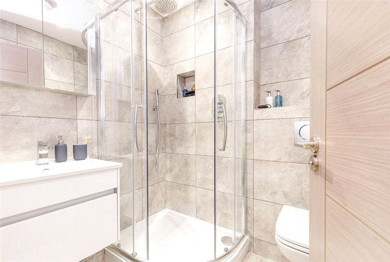 2 bedroom flat, Steel Close, Newtown Road RG14 - Let Agreed