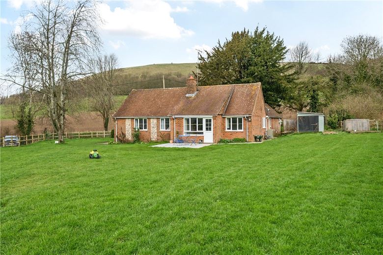 3 bedroom bungalow, Combe, Hungerford RG17 - Let Agreed