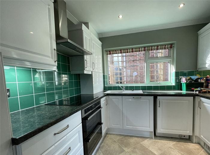 3 bedroom bungalow, Newbury, Berkshire RG14 - Available