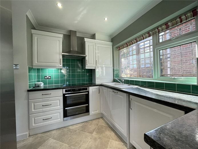 3 bedroom bungalow, Newbury, Berkshire RG14 - Available