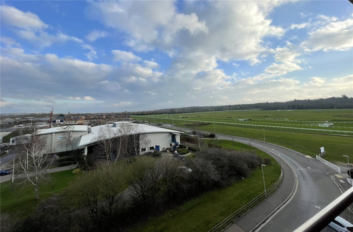 2 bedroom flat, Kingman Way, Newbury RG14 - Available