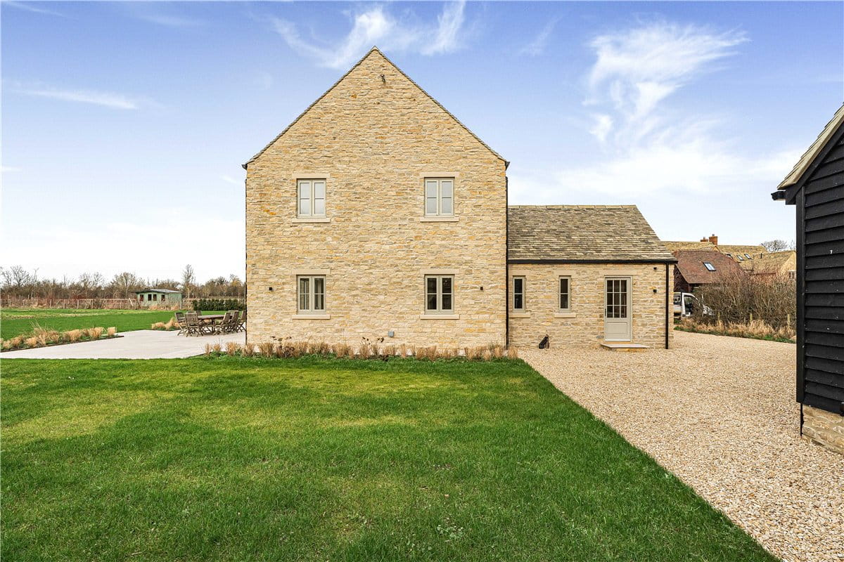 5 bedroom house, Lower End, Alvescot OX18 - Available