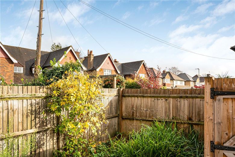 2 bedroom maisonette, West Ruislip Court, Ickenham Road HA4 - Available