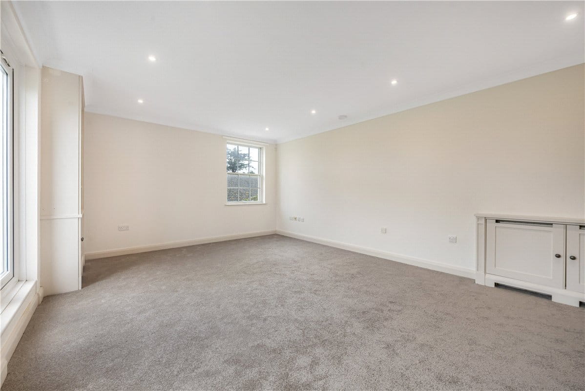 2 bedroom flat, Ford Road, Tortington BN18 - Available