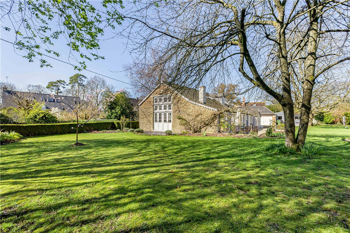 6 bedroom house, Church Road, Hinton Waldrist SN7 - Available