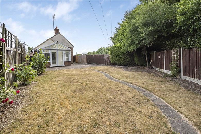 2 bedroom bungalow, Pantile Close, Witham CM8 - Available