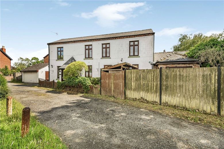 3 bedroom house, Robins Lane, Culcheth WA3 - Available