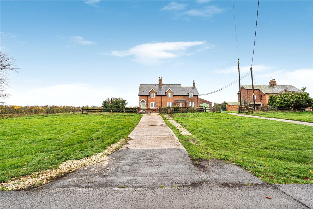 2 bedroom house, Manor Farm Cottages, Ardley Road OX25 - Let Agreed