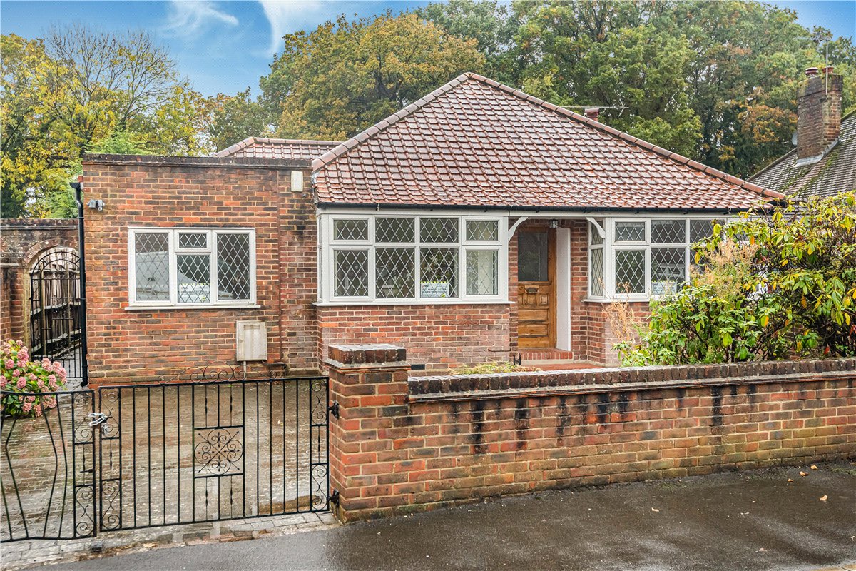 4 bedroom bungalow, The Greenway, Ickenham UB10 - Let Agreed