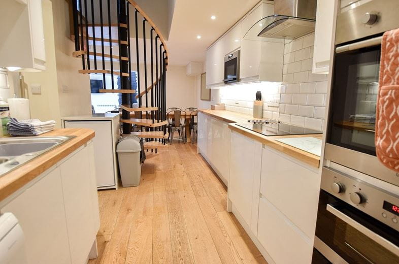 68.5 acres House, Lew, Bampton OX18 - Available