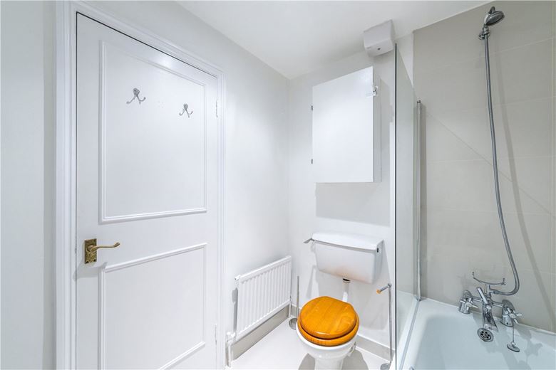 2 bedroom flat, St Stephens Avenue, London W12 - Let Agreed