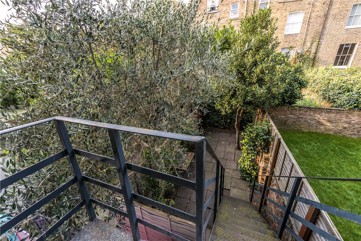 2 bedroom flat, St Stephens Avenue, London W12 - Let Agreed