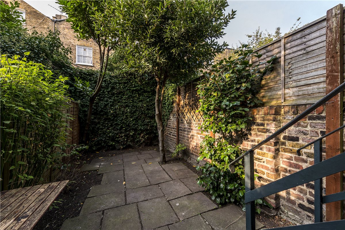 2 bedroom flat, St Stephens Avenue, London W12 - Let Agreed