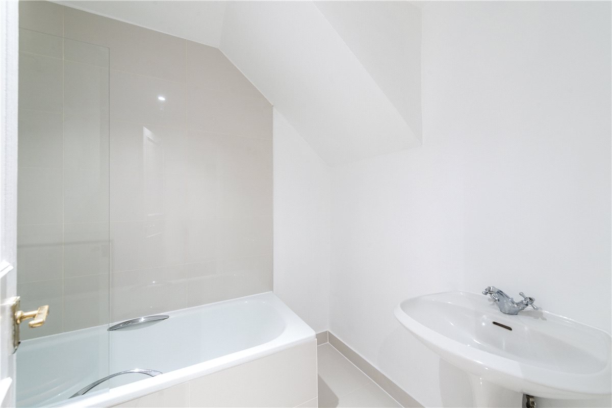 2 bedroom flat, St Stephens Avenue, London W12 - Let Agreed